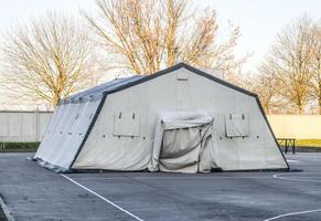 énorme tente pour une grand groupe de personnes. armée quartier général tente. store canopée. photo
