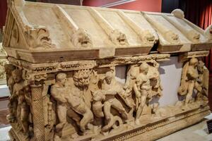 marbre sarcophage. sarcophages de le fouilles de le ville de pergé photo