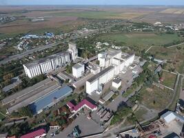 Haut vue de une silo ascenseur. aérophotographie industriel objet. photo