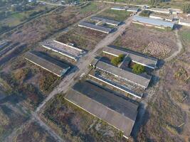 le bâtiment de un vieux ferme pour bétail. Haut vue de le cultiver. espace de rangement de balles de foins sur le vieux ferme photo