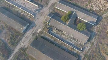 le bâtiment de un vieux ferme pour bétail. Haut vue de le cultiver. espace de rangement de balles de foins sur le vieux ferme photo