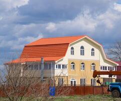 le toit de ondulé feuille sur le Maisons photo