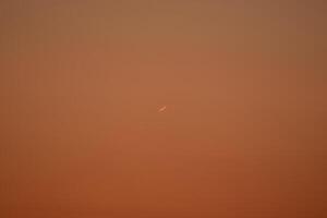 traces de jet avion contre le le coucher du soleil photo