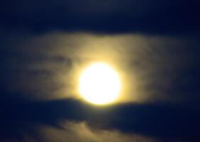 lune dans le nuit ciel. près le lune une petit montant de des nuages photo