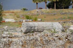 éléments de antique ruines de calcaire blocs. le détruit Colonnes. ruines de ville de hierapolis photo
