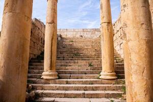 romain ruines dans le jordanien ville de jerash. le ruines de le fortifiée gréco-romain règlement de Gerasa juste à l'extérieur le moderne ville. le Jerash archéologique musée. photo