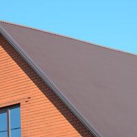 maison avec une toit fabriqué de métal feuilles photo