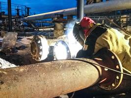 sécurité à travail. soudage et installation de le pipeline. industriel jours de la semaine soudeurs et monteurs photo