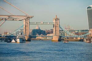 brillant, ensoleillé journée à de Londres la tour pont avec une vue de st de Paul cathédrale photo
