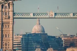 expérience de Londres la tour pont et st. de Paul cathédrale pendant d'or heure. photo