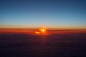 lever du soleil de au dessus une sunburst illumine le Istanbul horizon photo