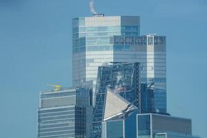 contemporain Londres grattes ciels contre une clair bleu ciel, Urbain détails présent photo