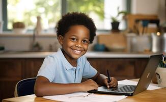 ai généré une petit noir garçon travail sur le sien portable ordinateur à une bureau avec une sourire photo