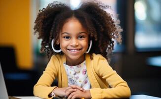 ai généré une Jeune enfant est souriant à une ordinateur en écrivant. photo