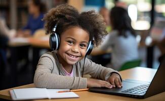 ai généré une Jeune enfant est souriant à une ordinateur en écrivant. photo