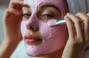 ai généré femme ayant faciale masque appliqué par une spa. photo