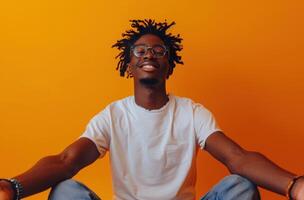 ai généré noir africain américain adolescent séance avec mains propager sur Orange Contexte photo