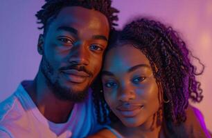 ai généré un Afro-américain couple posant ensemble sur violet Contexte photo