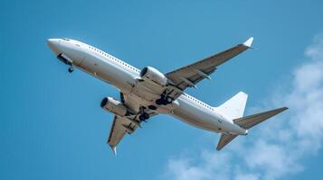 ai généré une blanc passager avion mouches contre une Contexte sans pour autant une nuageux bleu ciel photo