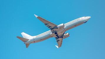 ai généré une blanc passager avion mouches contre une Contexte sans pour autant une nuageux bleu ciel photo