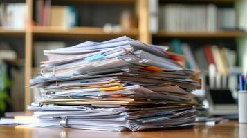 ai généré une pile de papiers séance sur le Bureau bureau photo