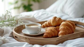 ai généré une en bois plateau avec café et des croissants pour petit déjeuner dans lit photo