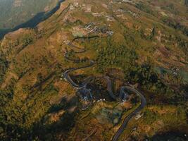 un aérien vue de une enroulement route dans le montagnes photo