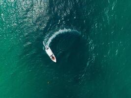 un aérien vue de une bateau en voyageant par le océan photo
