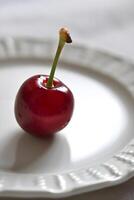 ai généré une petit rouge Pomme séance sur Haut de une blanc assiette photo