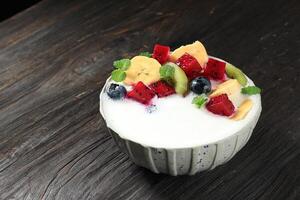 Lait Yaourt avec divers fruit Garniture photo