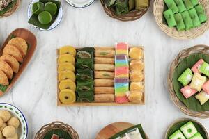 Haut vue jajan passer, divers kue basah indonésien traditionnel gâteau photo