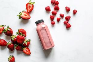 fraise smoothie dans une bouteille avec Frais des fraises sur une blanc Contexte photo