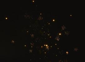 feux d'artifice coup à nuit. Nouveau années feux d'artifice dans le noir ciel. Noël lumières. photo