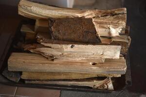 haché bois de chauffage. en bois bois de chauffage pour allumage le poêle. bois carburant. photo