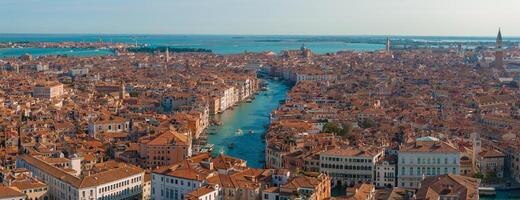 aérien vue de Venise près Saint Des marques carré, rialto pont et étroit canaux. photo