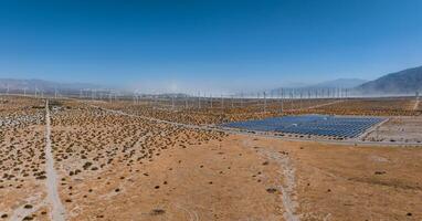 renouvelable énergie paysage vent turbines et solaire panneaux dans paume ressorts désert, Etats-Unis photo