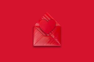 l'amour lettre. rouge enveloppe avec rouge Valentin cœur sur rouge Contexte photo