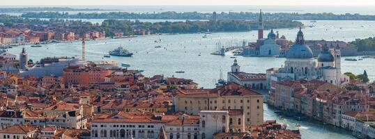 aérien vue de Venise près Saint Des marques carré, rialto pont et étroit canaux. photo