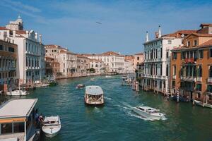 scénique vue de grandiose canal dans Venise, Italie avec historique architecture et gondoles photo