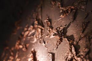 délicieux fermer de lisse, brillant Chocolat avec foncé Contexte et lumière source. photo