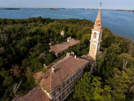 aérien vue de le tourmenté fantôme île de poveglia dans le vénitien lagune photo