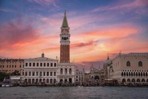 yeux d'oiseau vue de Venise, Italie iconique architecture et voies navigables dans étourdissant aérien photo
