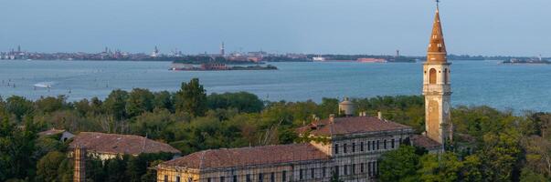 aérien vue de le tourmenté fantôme île de poveglia dans le vénitien lagune photo