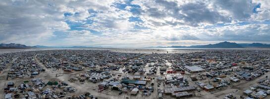 aérien vue de le brûlant homme Festival dans Nevada désert. noir Roche ville de au-dessus de. photo