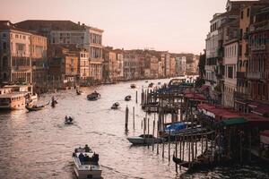 scénique grandiose canal dans Venise avec gondoles - iconique italien voie navigable et traditionnel bateaux photo