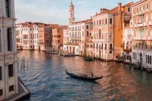 tranquille grandiose canal dans Venise, Italie avec gondoles glissement - serein front de mer architecture vue photo