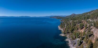 magnifique aérien vue de le Tahoe Lac de au dessus dans Californie, Etats-Unis. photo