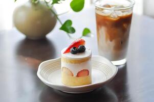 fraise shortcake ou fraise gâteau avec fraise et myrtille Garniture et glacé café photo