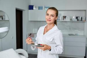 consultation dans cosmétologie clinique. femelle beauté médecin dans blanc manteau et noir gants franchi mains. soins de santé concept. photo