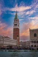 yeux d'oiseau vue de Venise, Italie avec iconique l'horloge la tour et l'eau reflets photo
